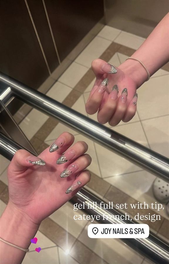 Customer artificial nail set with cat-eye French design