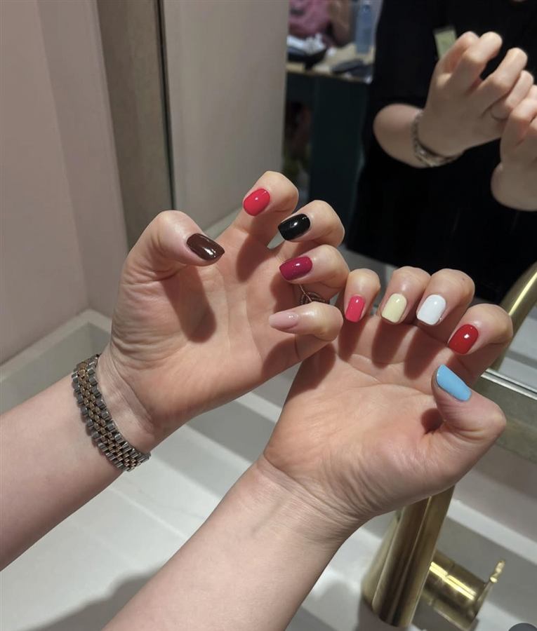 Customer polish change with mixed color nails
